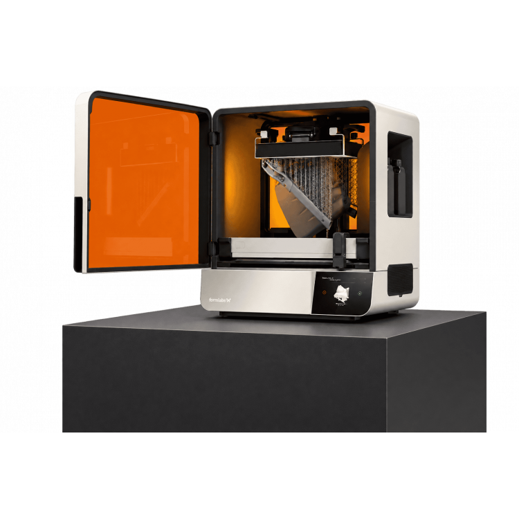 Impressora 3D industrial Formlabs Form 4L com tampa aberta e peça impressa