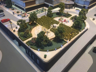 Maqueta de centro de negocios con escala precisa y paisajismo