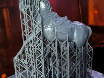 Impresión 3D SLA de figuras de caballos por encargo en Valencia, resina gris Formlabs