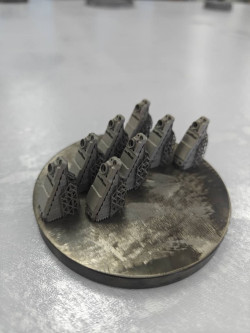 Cajas espinales de titanio impresas en 3D por EXPERT3D