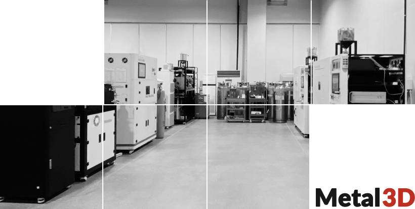 Vista interior de una instalación de impresión 3D de metal industrial con maquinaria y equipos de gran tamaño.