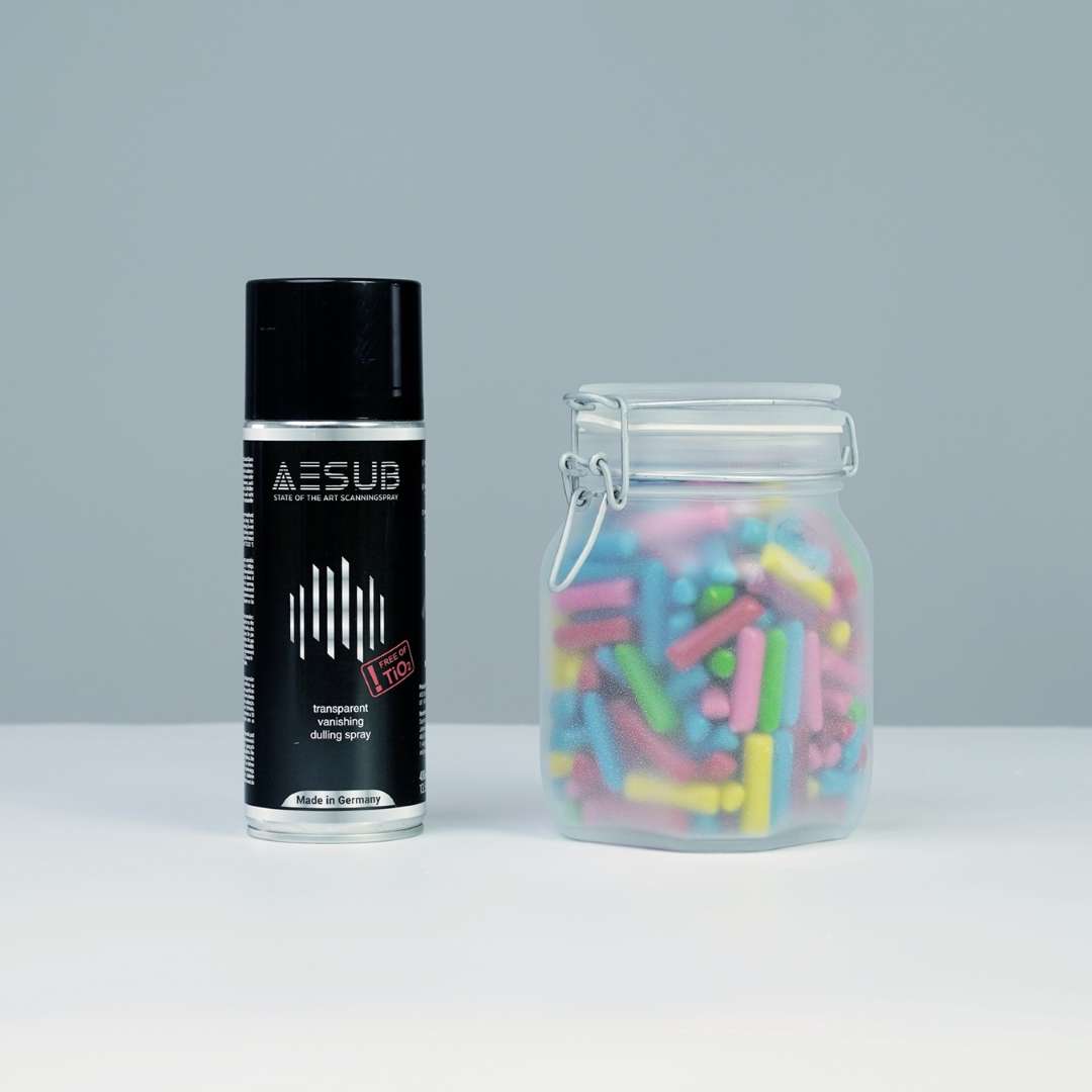 Bote AESUB Transparent de 400 ml junto al tarro de vidrio tras la aplicación del spray — la superficie del tarro es ahora uniformemente mate y está lista para el escaneado 3D