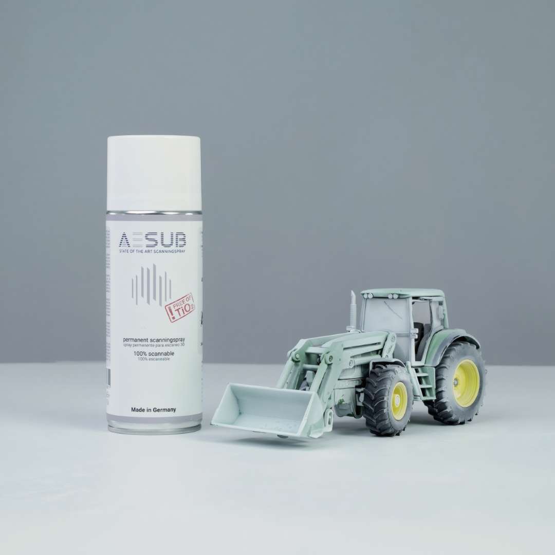 Bote de AESUB White de 400 ml junto a un modelo de tractor recubierto uniformemente de blanco mate, mostrando cobertura total antes del escaneado 3D