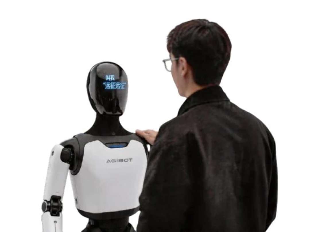 Una persona toca el hombro del robot humanoide AgiBot A3 con una pantalla digital en lugar de cara