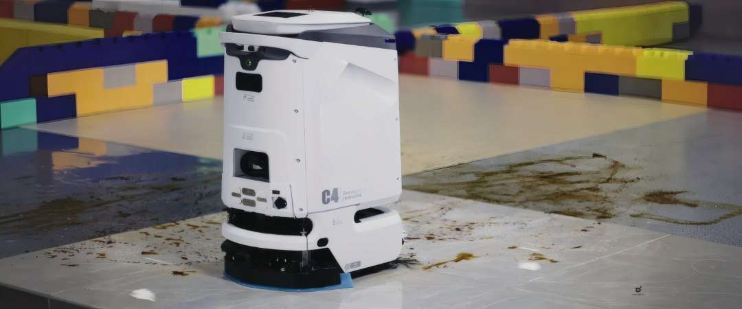 El robot fregasuelos AgiBot C4 muestra el resultado de la limpieza sobre suelo de baldosas con restos de suciedad visibles