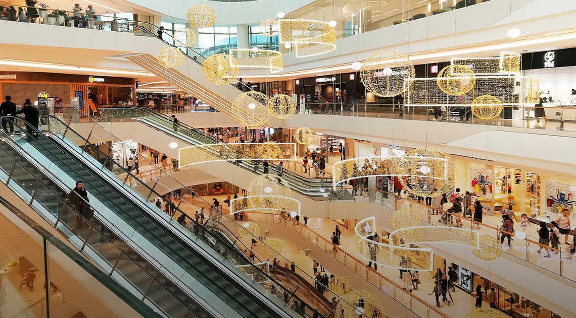 Centro comercial de varios niveles con amplios pasillos para la limpieza autónoma