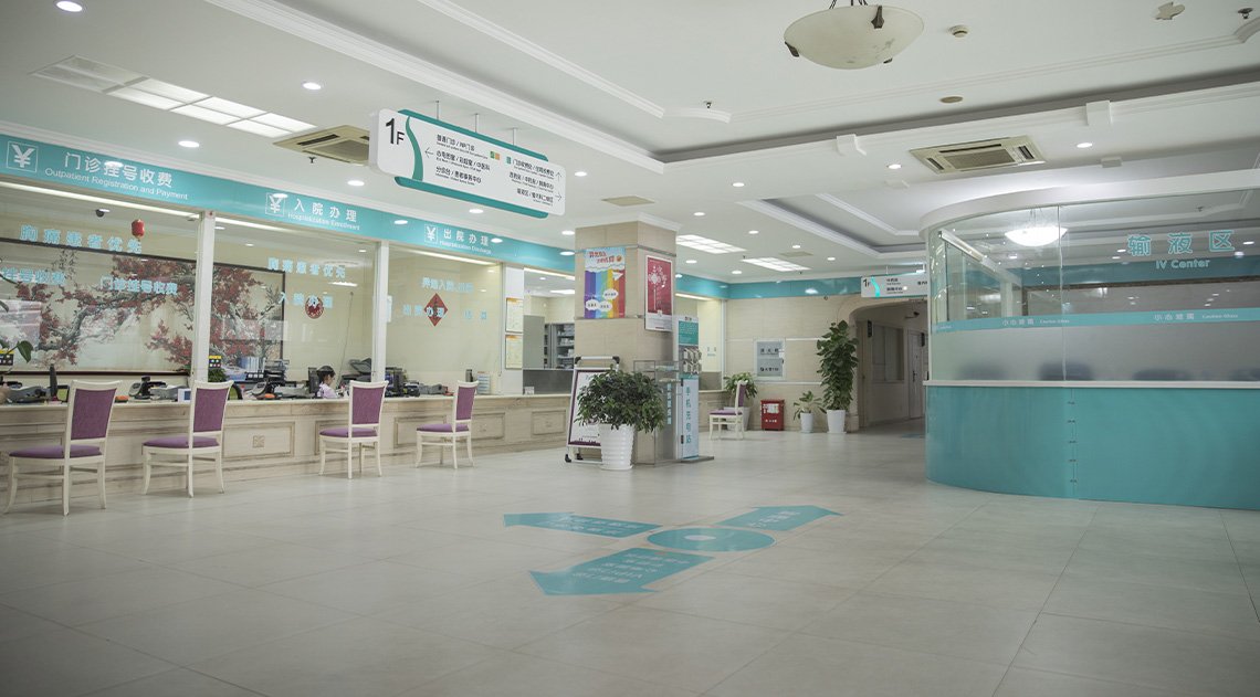 Amplio vestíbulo de hospital con suelo limpio
