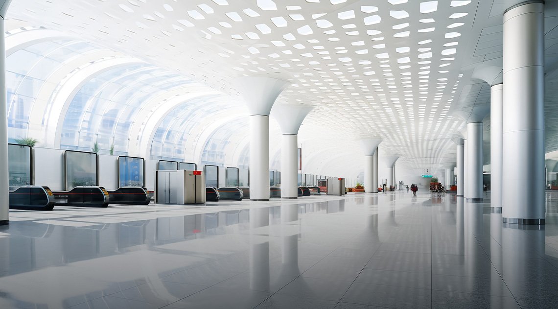 Suelo brillante en una moderna y espaciosa terminal de aeropuerto