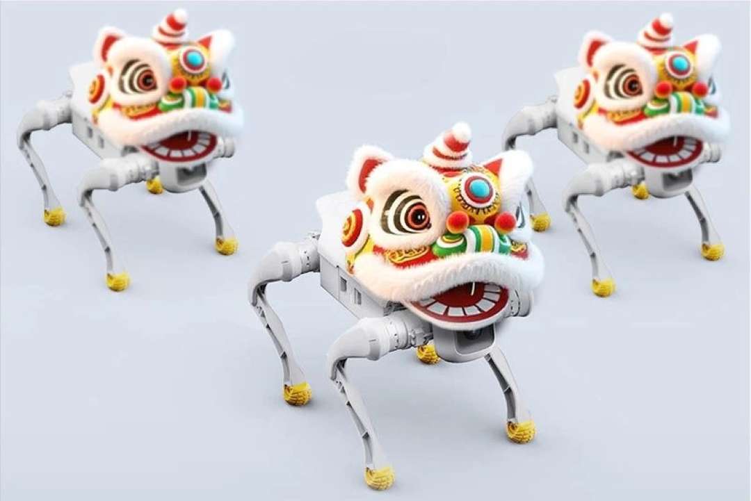 Tres robots cuadrúpedos con patas articuladas blancas y pies amarillos con cabezas festivas de león chino