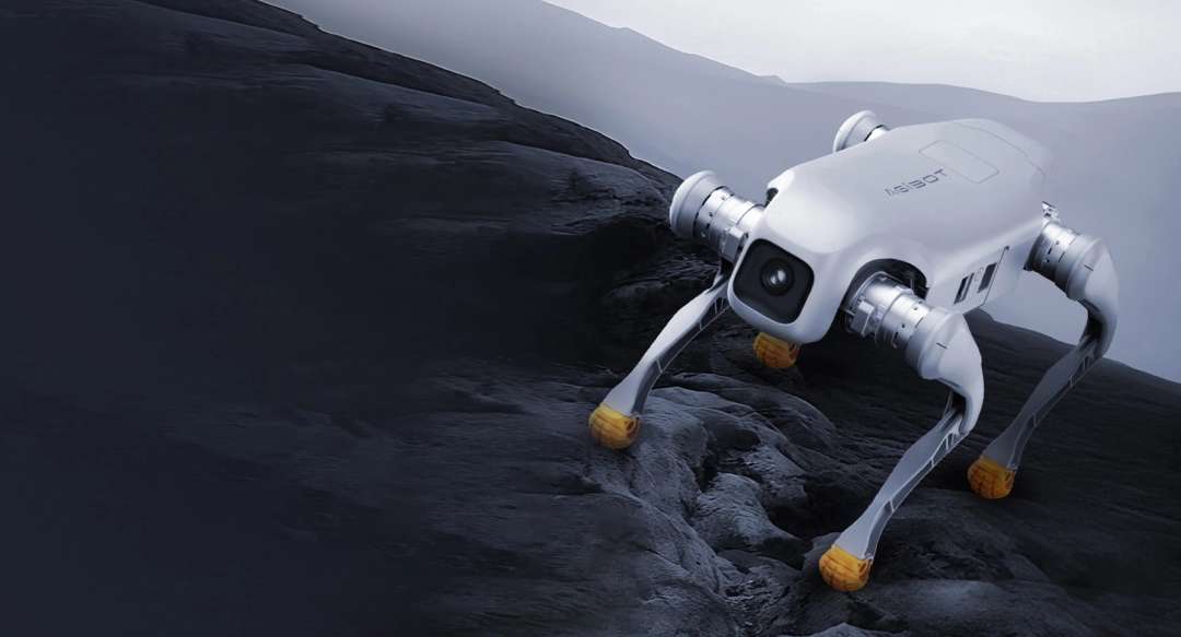 Robot cuadrúpedo blanco con patas naranjas sube por una pendiente rocosa oscura