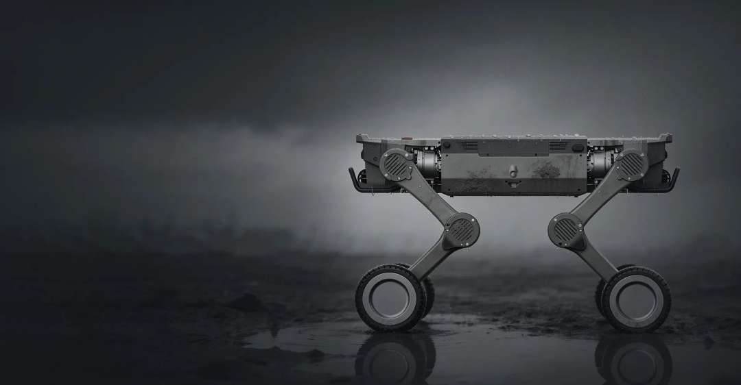 Robot cuadrúpedo con ruedas avanzando por un terreno húmedo y embarrado