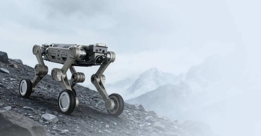 Robot cuadrúpedo con ruedas avanzando por una ladera rocosa y escarpada de montaña