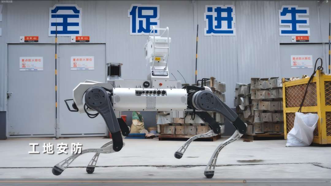 Robot cuadrúpedo con un bloque de sensores montado en la parte superior caminando junto a un almacén industrial; en la imagen aparece un texto sobre la vigilancia de una obra de construcción