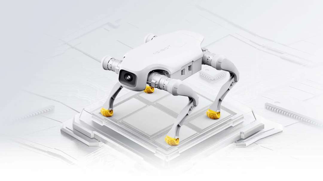 Robot cuadrúpedo AgiBot D1 Pro sobre un soporte; se ve la cámara en la parte delantera y las patas tienen pies amarillos