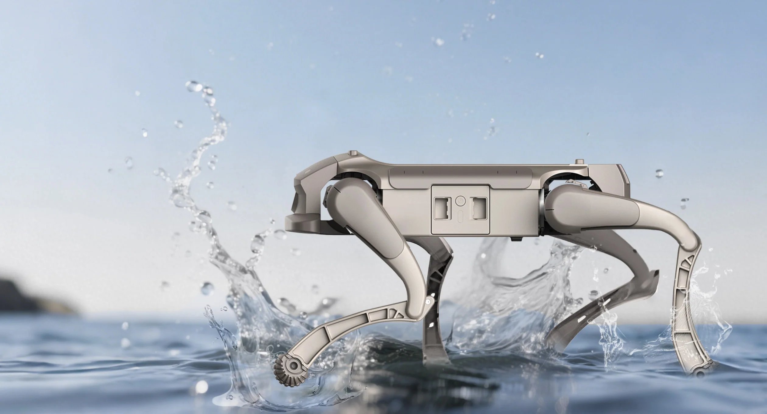 El perro robot AgiBot D1 Ultra, de color gris, entra en aguas poco profundas levantando dinámicas salpicaduras