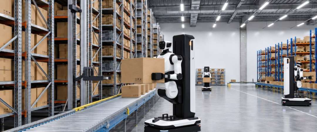 AgiBot G2 Max переміщує коробки біля складського конвеєра