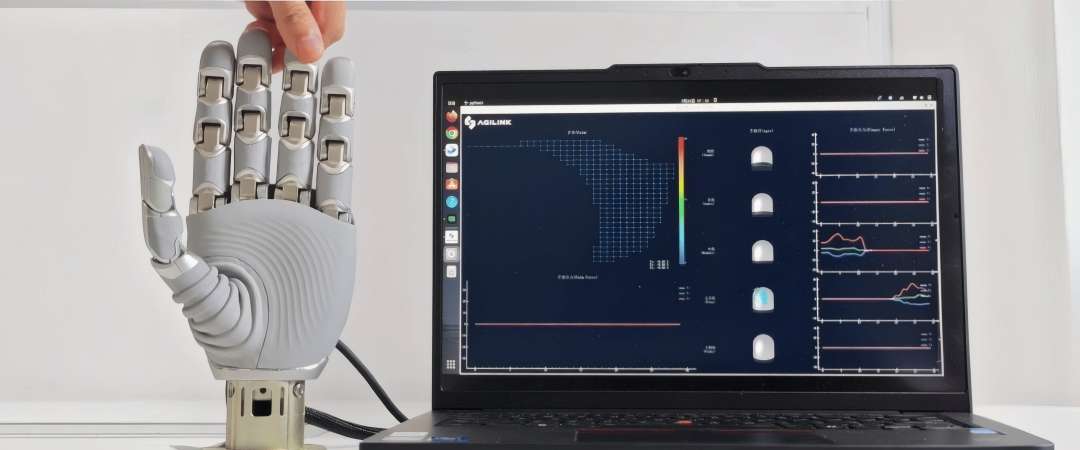 Banco de pruebas experimentales evaluando los sensores de fuerza de la mano robótica