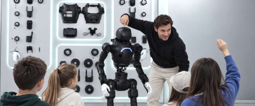 Demostración del robot educativo AgiBot X2 EDU ante estudiantes universitarios de ingeniería