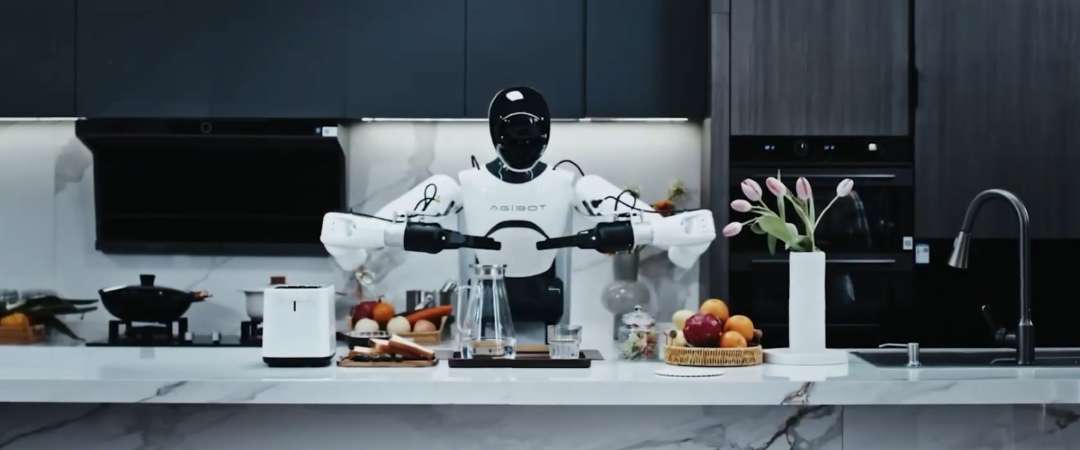 AgiBot X2 REC manipulando elementos de forma precisa en un entorno doméstico