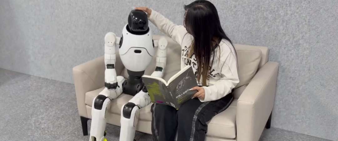 AgiBot X2 REC en escenario de interacción cercana con humanos