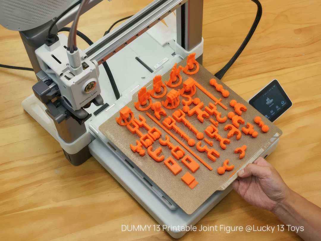 Retirada de la placa de impresión con piezas naranjas DUMMY 13 de la impresora 3D Bambu Lab A1