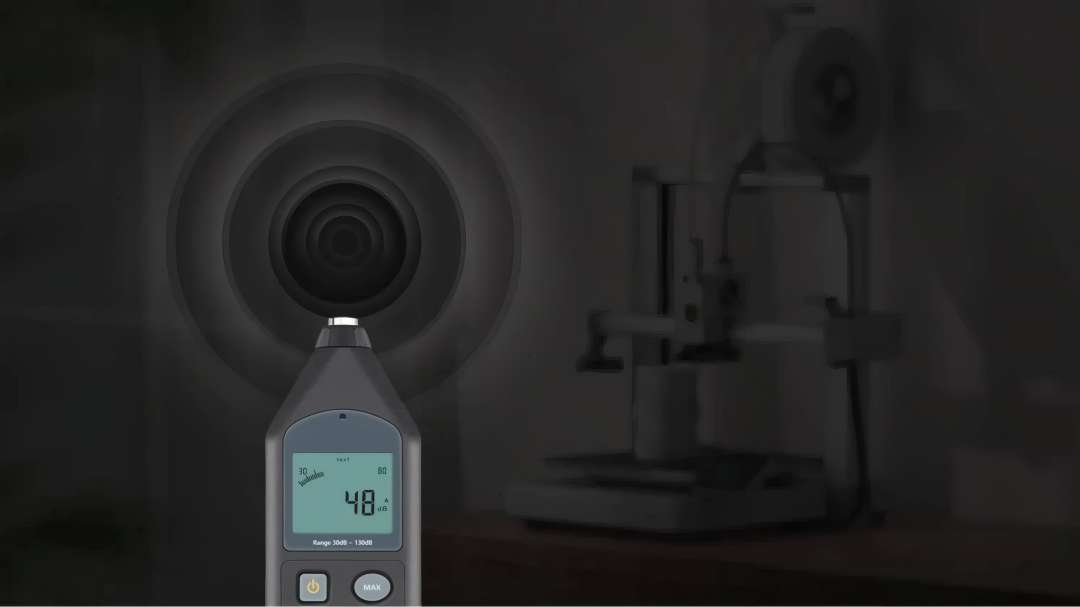 Sonómetro que muestra 48 dB delante de la impresora 3D