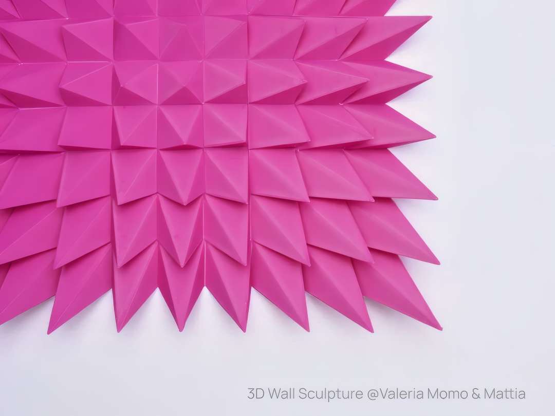 Escultura 3D de pared rosa con textura geométrica puntiaguda sobre fondo blanco