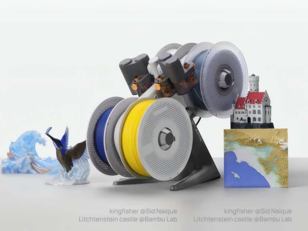 Módulo Automatic Material System con cuatro bobinas de filamento cargadas junto a modelos multicolores
