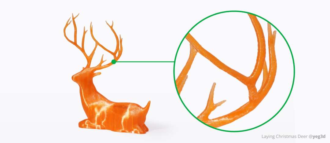 Figura de ciervo impresa en PETG naranja translúcido con primer plano del detalle de fusión de capas en la unión de las astas