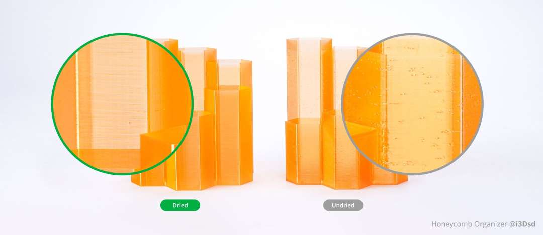 Comparación en paralelo de piezas impresas en PETG translúcido: la pieza de la izquierda muestra superficie con burbujas por filamento sin secar; la pieza de la derecha muestra superficie lisa y clara con filamento seco