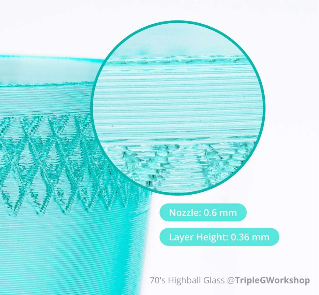 Muestra impresa en PETG verde azulado translúcido fotografiada para mostrar la nitidez de las líneas de capa con nozzle de 0,6 mm a 0,36 mm de altura de capa