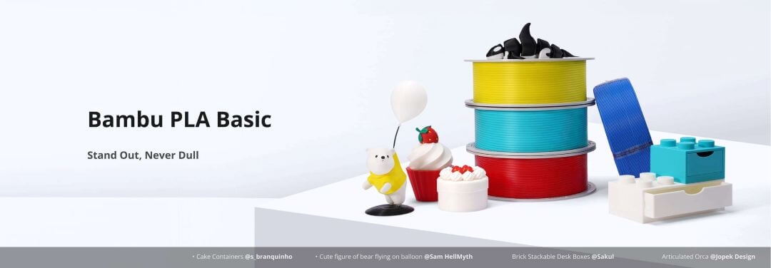 Anuncio de Bambu PLA Basic que muestra bobinas de filamento apiladas y varios modelos impresos en 3D.