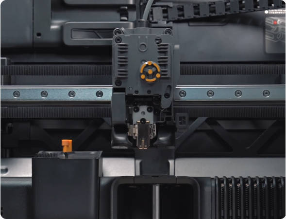 Impresora 3D Bambu Lab H2S Combo con un método rápido e intuitivo para cambiar la boquilla sin herramientas.