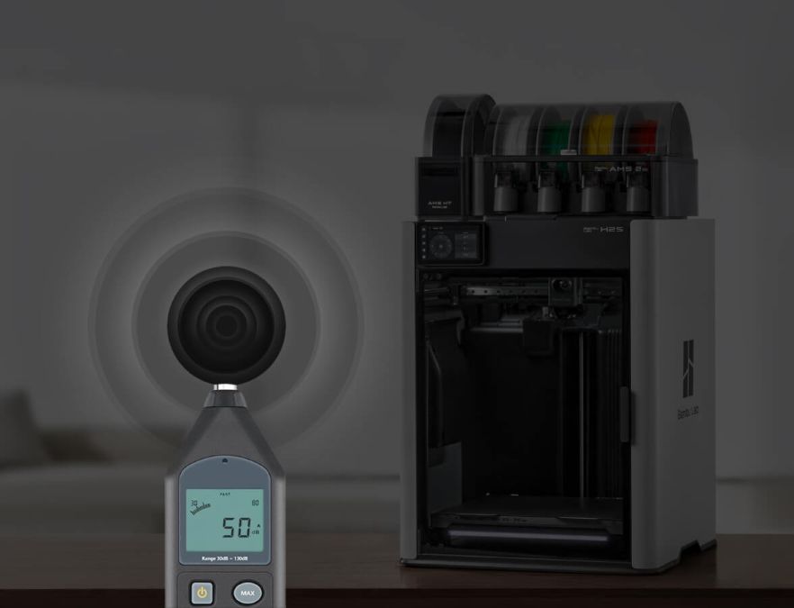 Impresora 3D Bambu Lab H2S Combo, que funciona por debajo de 50 dB gracias a la tecnología de cancelación activa de ruido del motor y conductos de aire especializados, permitiendo trabajar de noche o en espacios compartidos.