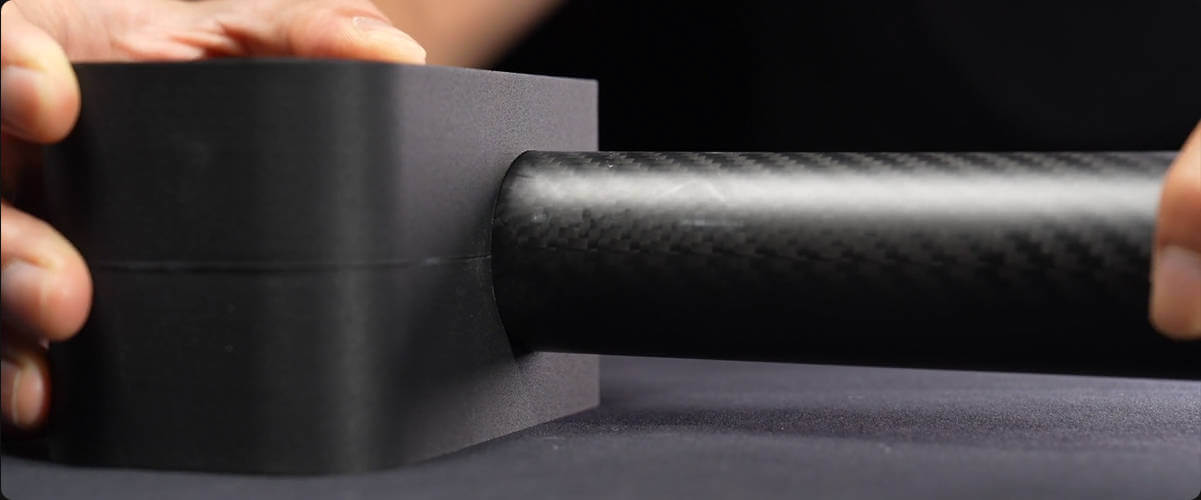 Impresora 3D Bambu Lab H2S Combo, que utiliza la función de compensación automática de agujeros y contornos para lograr precisión dimensional, facilitando el ensamblaje.