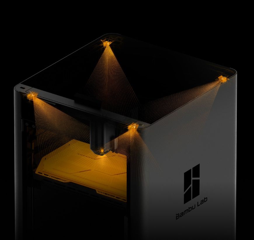 Impresora 3D Bambu Lab H2S Combo, equipada con cinco sensores de llama que monitorean constantemente los riesgos de incendio y envían alertas en caso de detectar un problema.