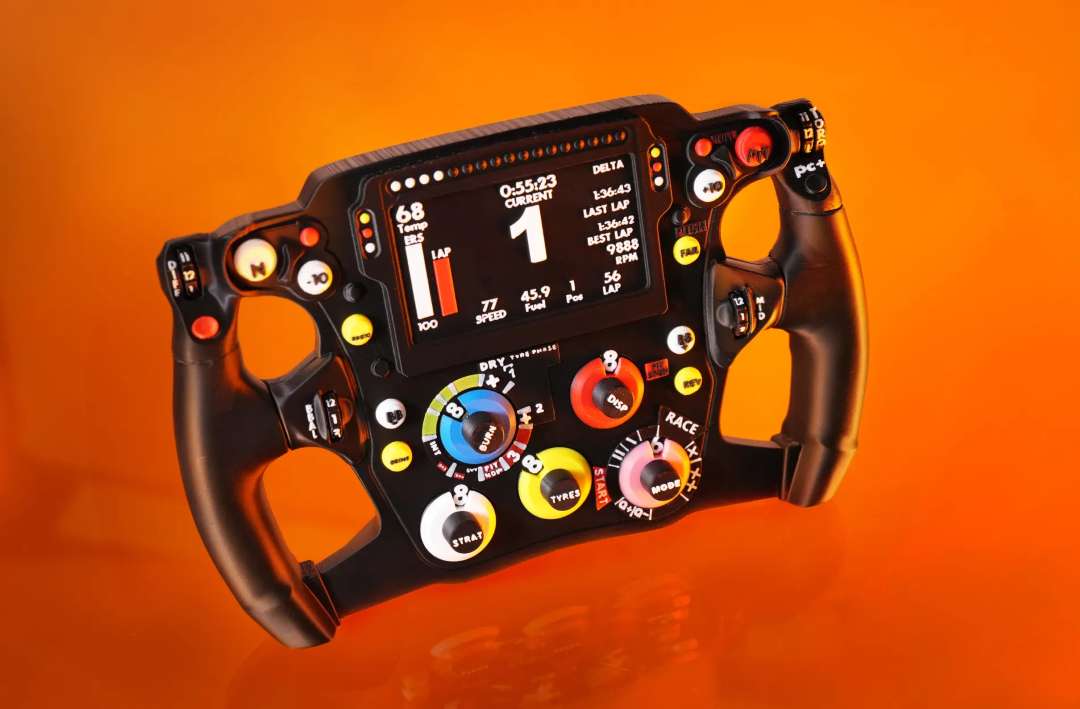 Controlador estilo volante de corrida Bambu Lab P2S com ecrã LCD mostrando tempo de volta, velocidade, e vários seletores rotativos coloridos
