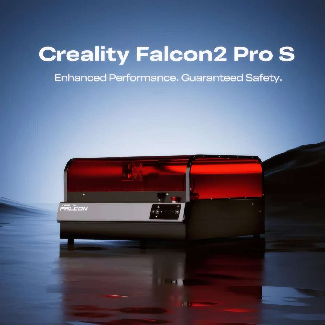 Grabadora láser cerrada Creality Falcon2 Pro S con cubierta filtrante de luz de color rojo intenso sobre una superficie reflectante