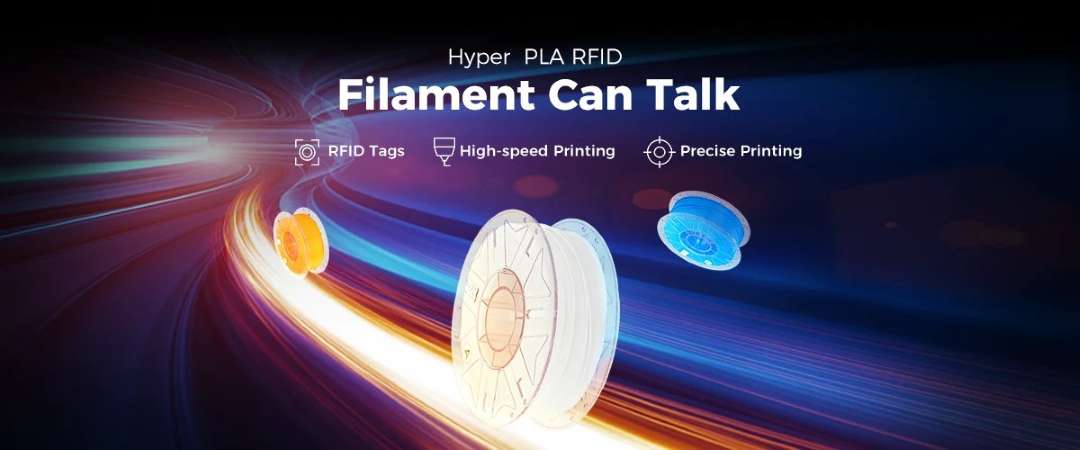 Tres bobinas de filamento con etiquetas RFID, colocadas una junto a otra sobre un fondo neutro