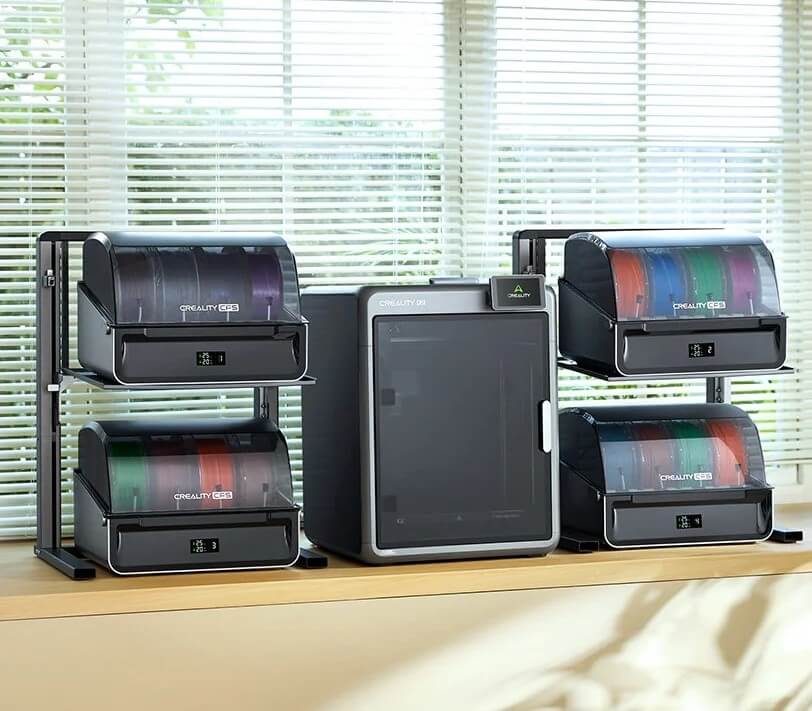 Modelo multicolor impreso en 3D sobre la plataforma de construcción.