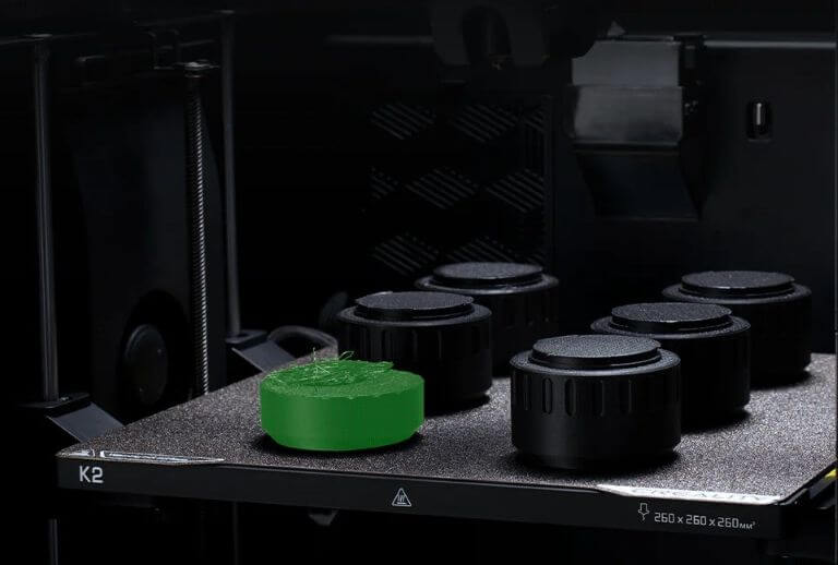 Cámara de IA supervisando una impresión para la detección de fallos.