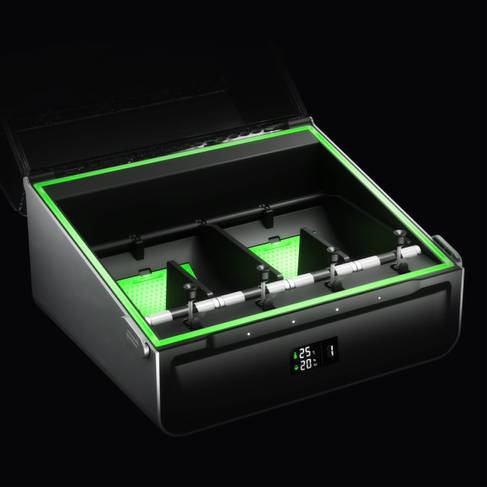 Primer plano de un compartimento de almacenamiento hermético y a prueba de humedad con desecantes.