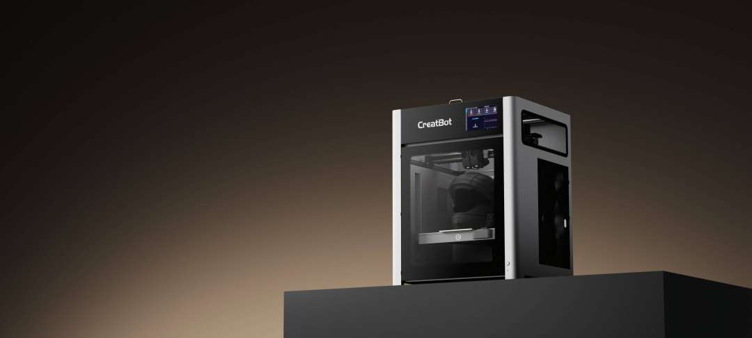 Impresora 3D FDM CreatBot con cámara cerrada durante la impresión de una pieza negra grande