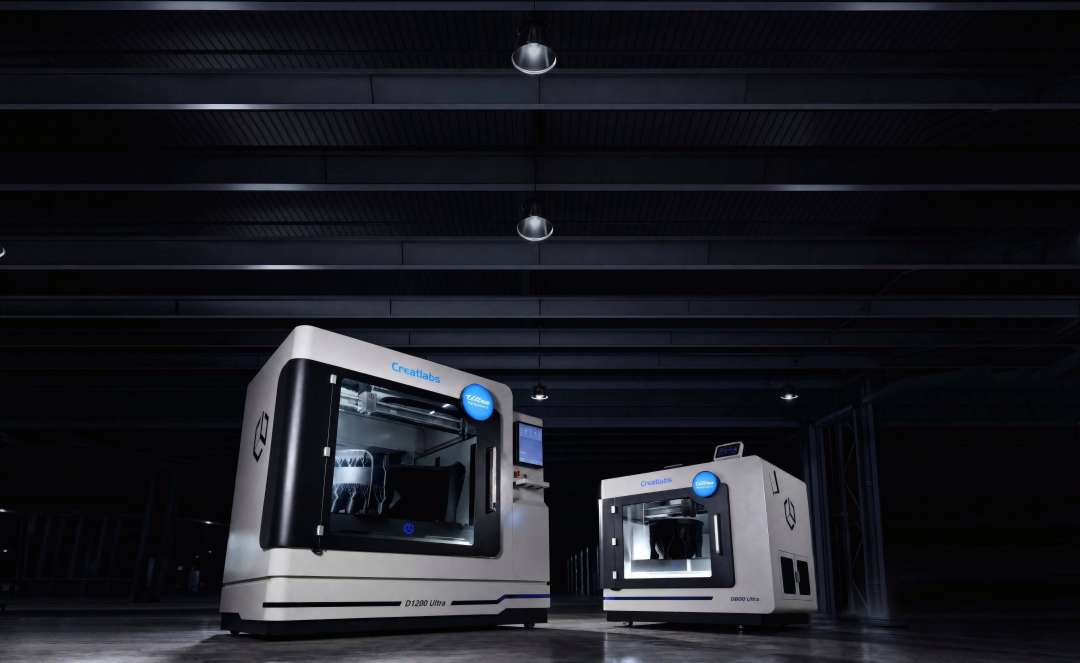 Impresoras FDM Creatlabs D1200 Ultra y D800 Ultra lado a lado en un espacio con poca luz