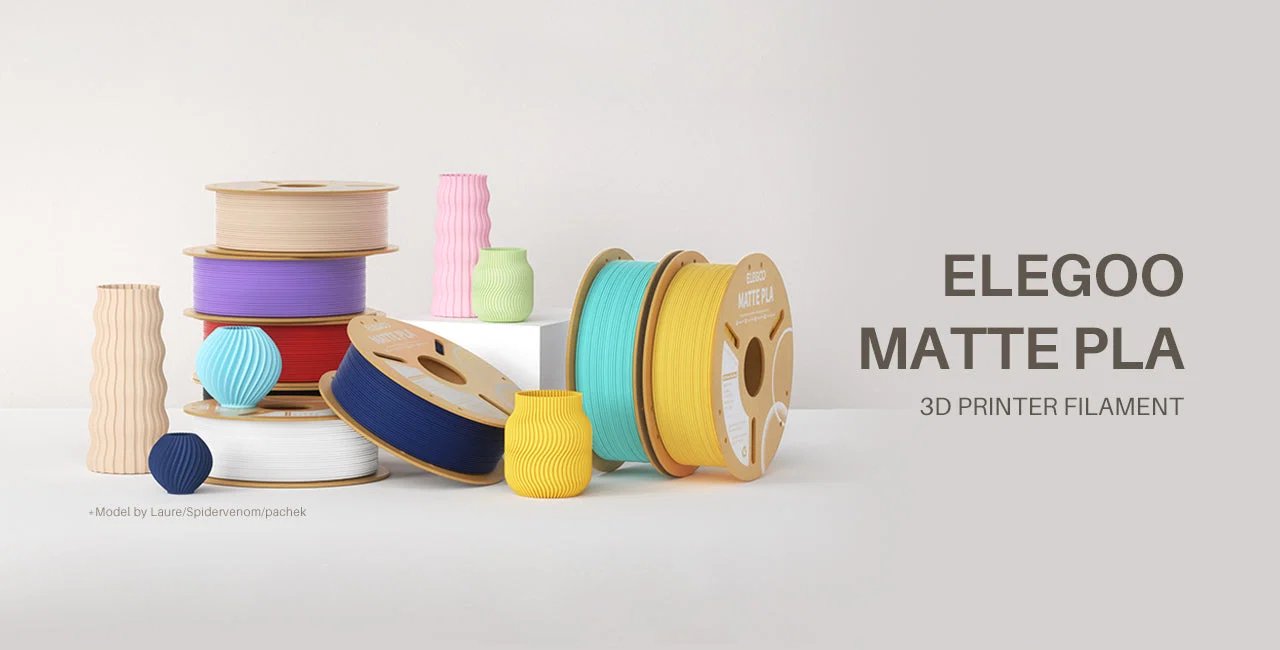 Bobinas de filamento PLA mate ELEGOO de distintos colores junto a jarrones impresos con superficie mate en relieve
