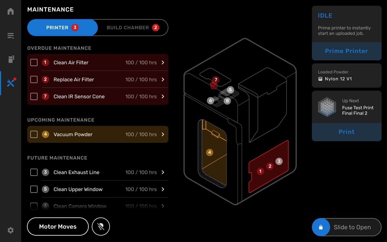Pantalla táctil del Fuse 1 mostrando la pantalla de Mantenimiento con la tarea 'Sustituir filtro de aire' vencida, contador de horas y diagrama 3D de la impresora con zonas de mantenimiento numeradas