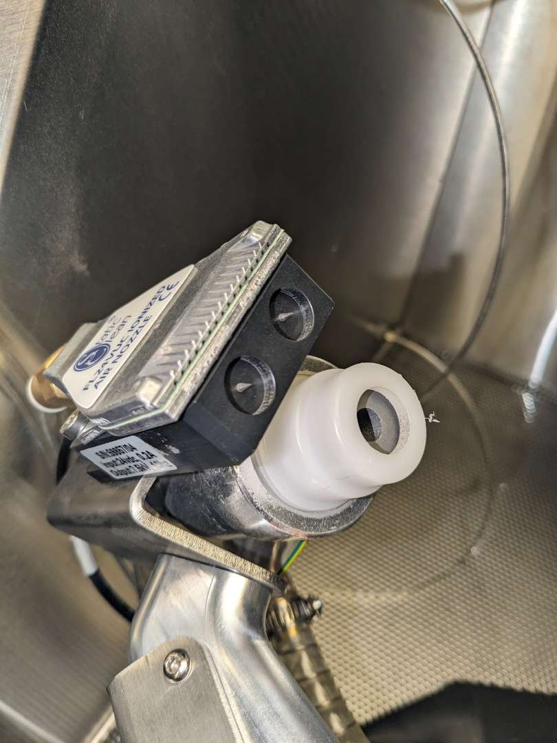 Pistola de granallado del Fuse Blast con el soporte blanco de boquilla visible — desatornillar para sustituir por la boquilla del sistema de pulido