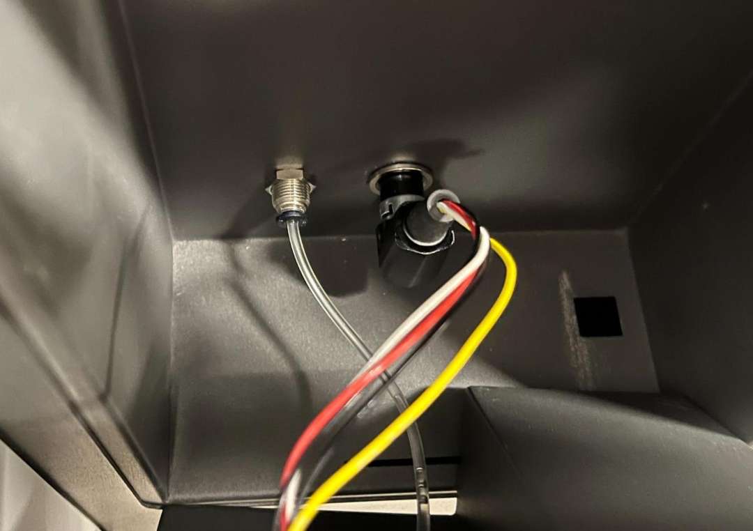 Cavidad de pulido del Fuse Blast con cable eléctrico y tubo de agua conectados, lista para la inserción del módulo