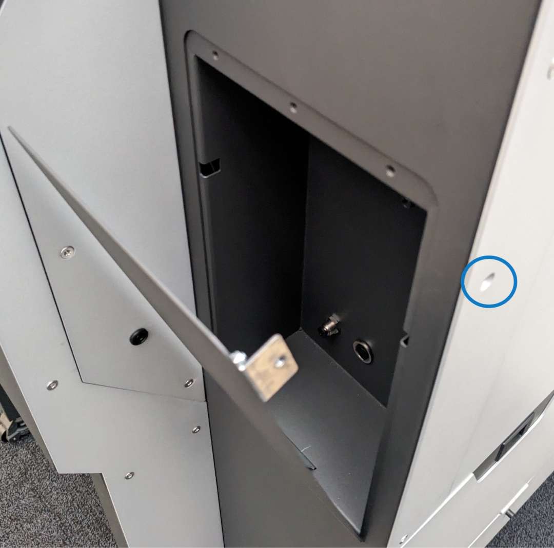 Cavidad de pulido del Fuse Blast con el panel frontal retirado, mostrando el espacio para la instalación del módulo de pulido