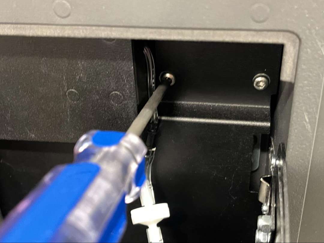 Tornillo de conexión a tierra cautivo en la cavidad de pulido del Fuse Blast — apretar con destornillador Phillips tras la instalación